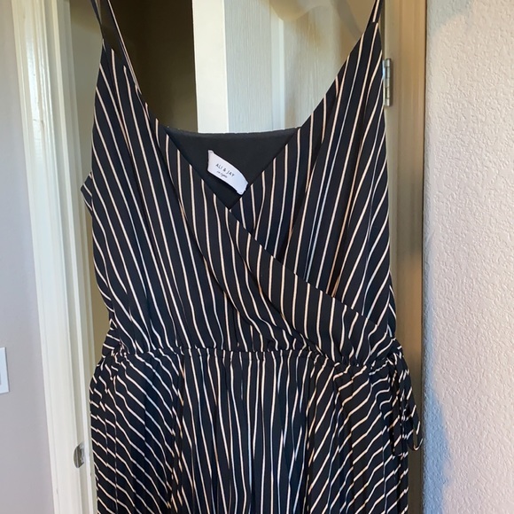 Ali and Jay Black and Tan stripped dress size large dress with pleated skirt - Picture 11 of 11